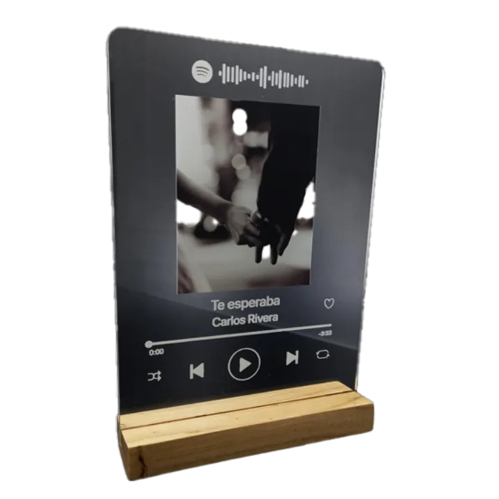 Placa Spotify personalizada con base de madera, dimensiones de 15x20cm, acrílico transparente con impresión directa, corte y grabado láser.