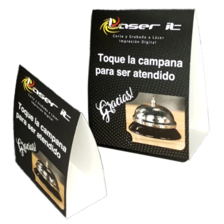 Hablador pirámide de cartulina CI 2 impresa, 14x21cm, ideal para eventos y señalización, personalizable con impresión digital y corte láser.