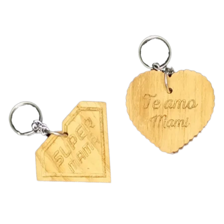 Llavero de madera de pino personalizado de 6x6cm, ideal para regalos y promociones.