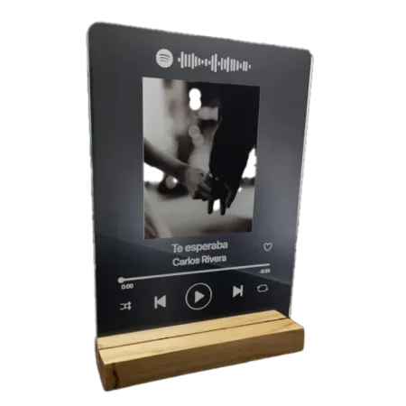 Placa Spotify personalizada con base de madera, dimensiones de 15x20cm, acrílico transparente con impresión directa, corte y grabado láser.